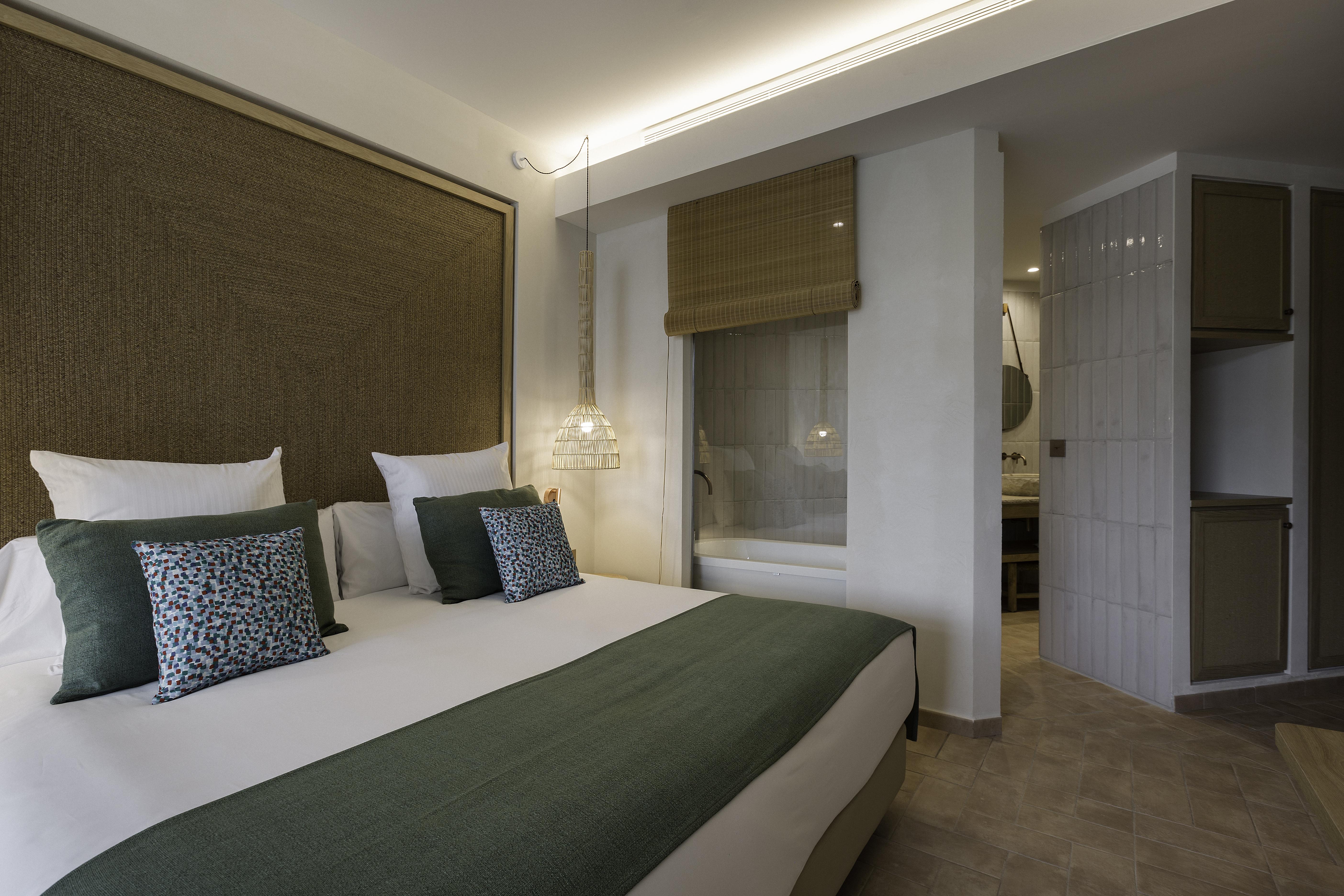 Cala San Miguel Ibiza Resort, Adults Only, Curio Collection By Hilton Port de Sant Miguel Eksteriør billede A room at the hotel