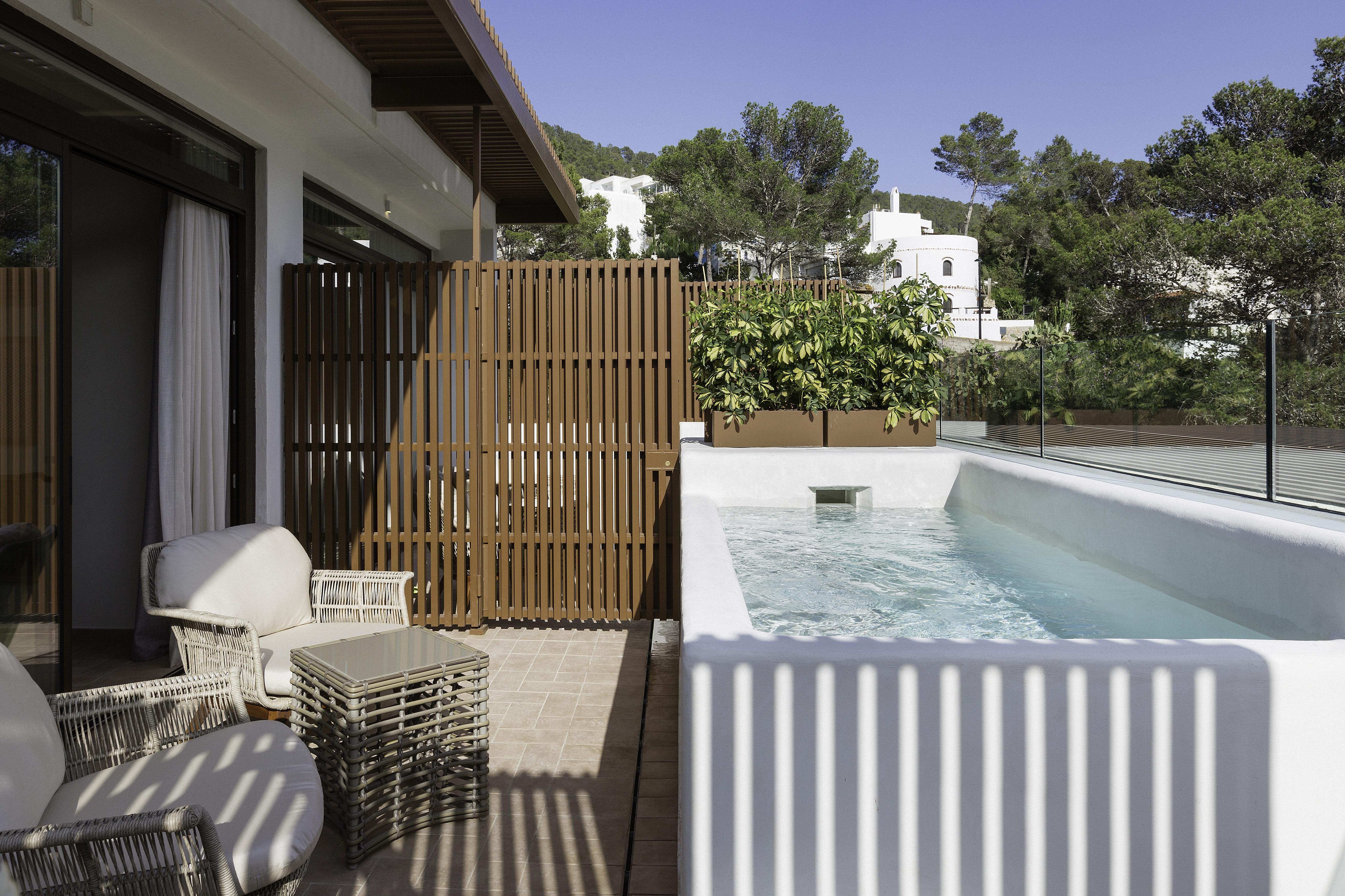 Cala San Miguel Ibiza Resort, Adults Only, Curio Collection By Hilton Port de Sant Miguel Eksteriør billede A private pool at a hotel