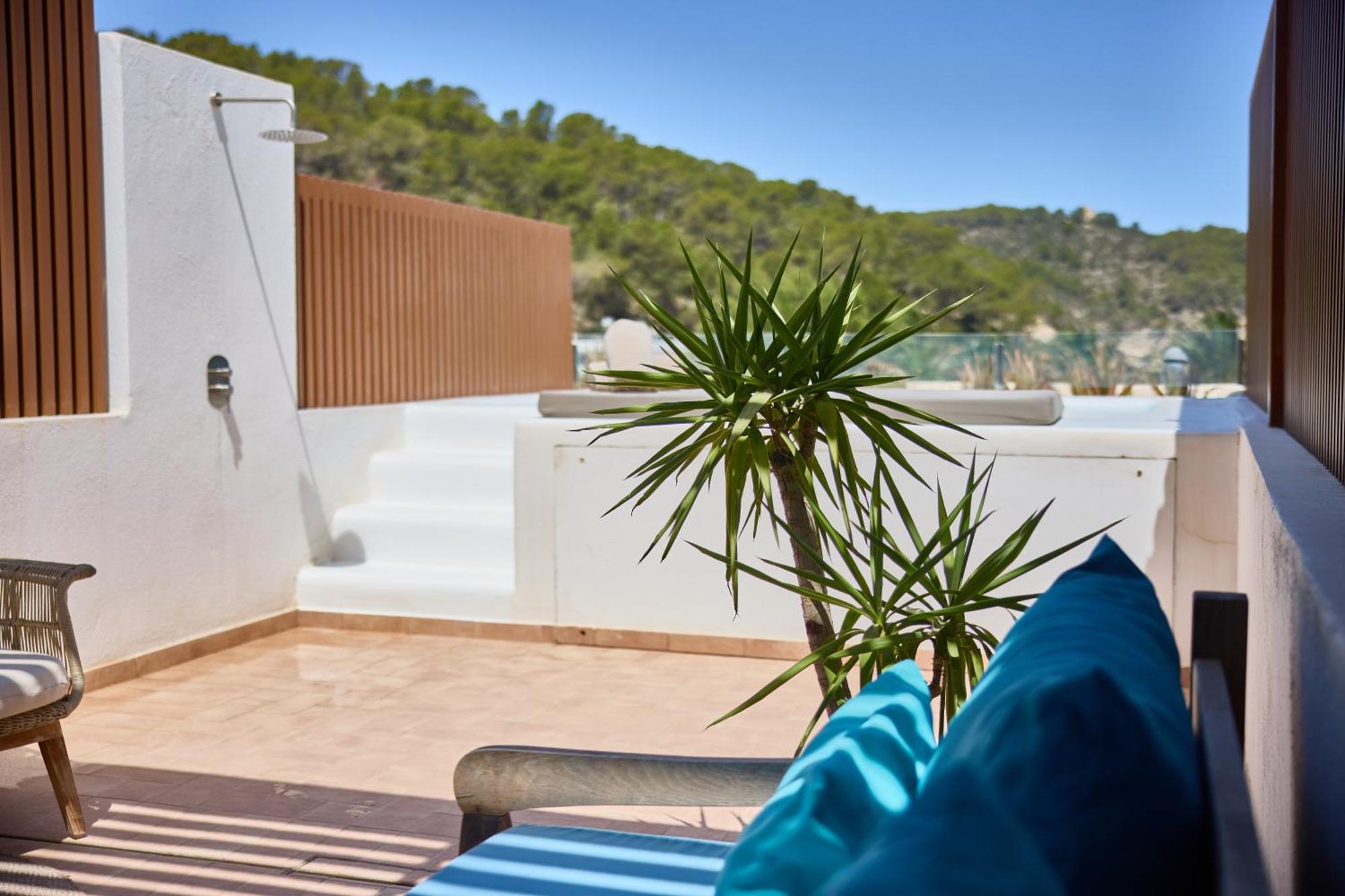 Cala San Miguel Ibiza Resort, Adults Only, Curio Collection By Hilton Port de Sant Miguel Eksteriør billede A private shower at a campsite