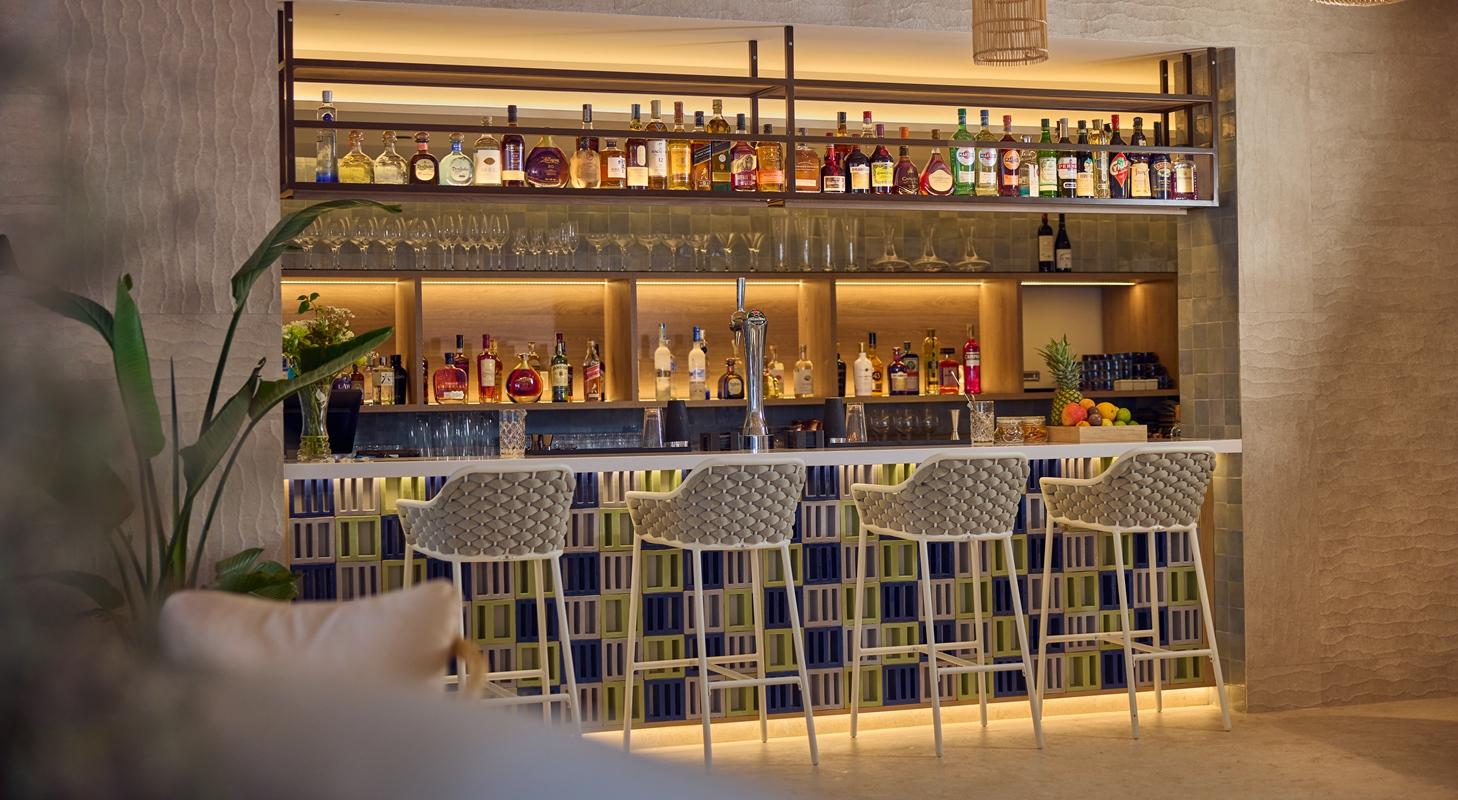 Cala San Miguel Ibiza Resort, Adults Only, Curio Collection By Hilton Port de Sant Miguel Eksteriør billede The bar at the hotel